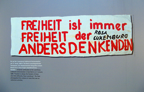 Vera Lengsfelds banner til den kommunistiske mindedemonstration for Rosa Luxemburg i januar 1988 var et citat skrevet af Luxemburg. Lengsfeld kom i Stasi-fængsel og blev sendt ud af landet. Som DDR gjorde med med en del af de mere besværlige borgere.   